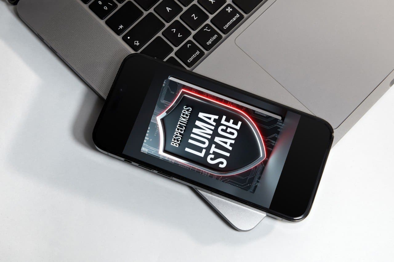 phone where course cover says "Luma Stage"